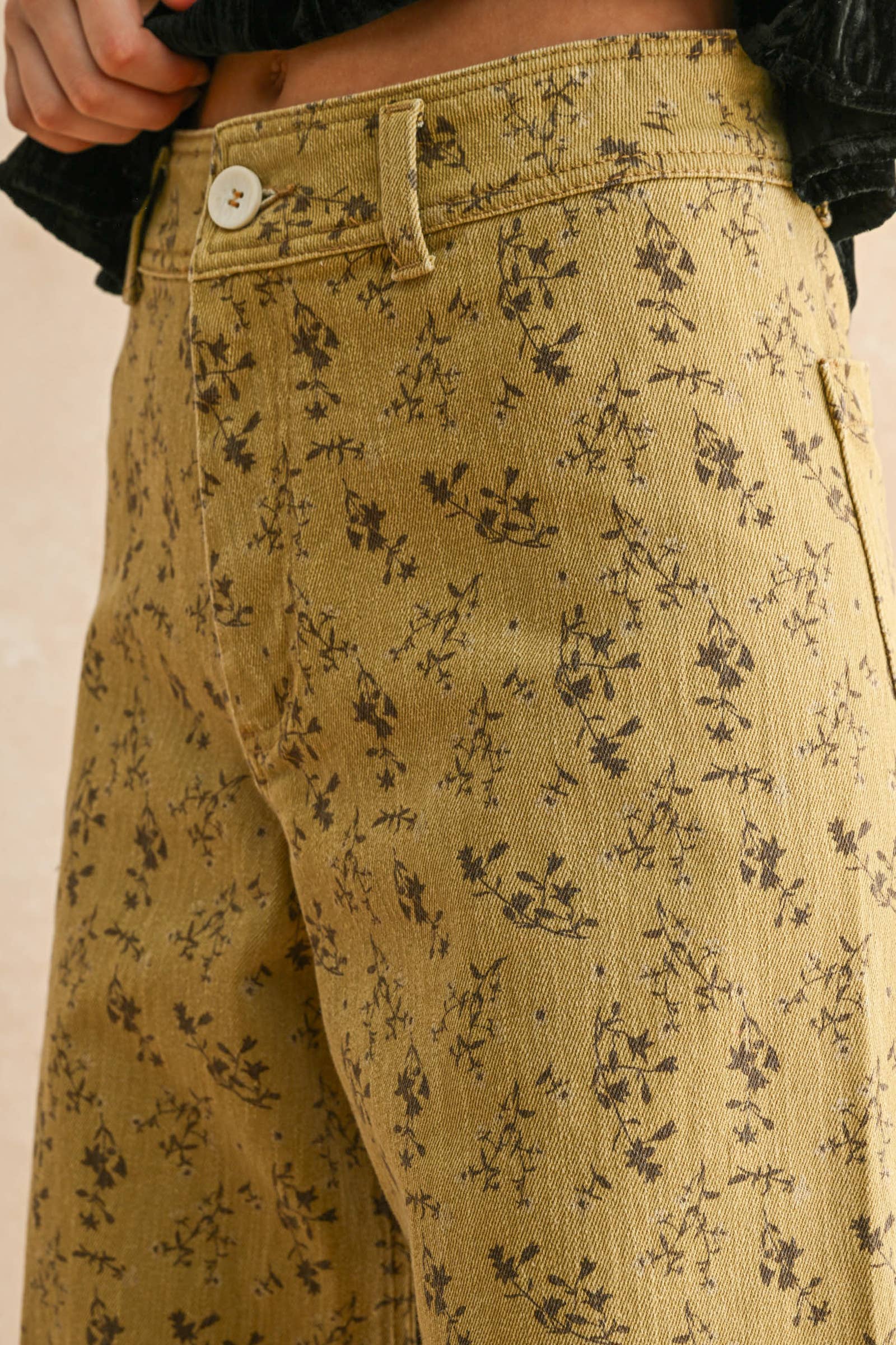 The Ren Floral Stretch Pant in Straw Brown