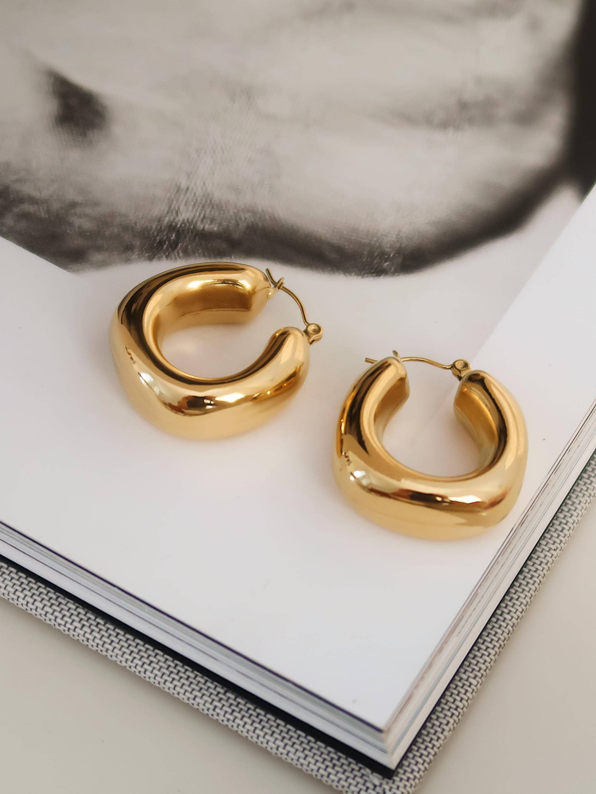 Hunter Classic U Hoop Earring